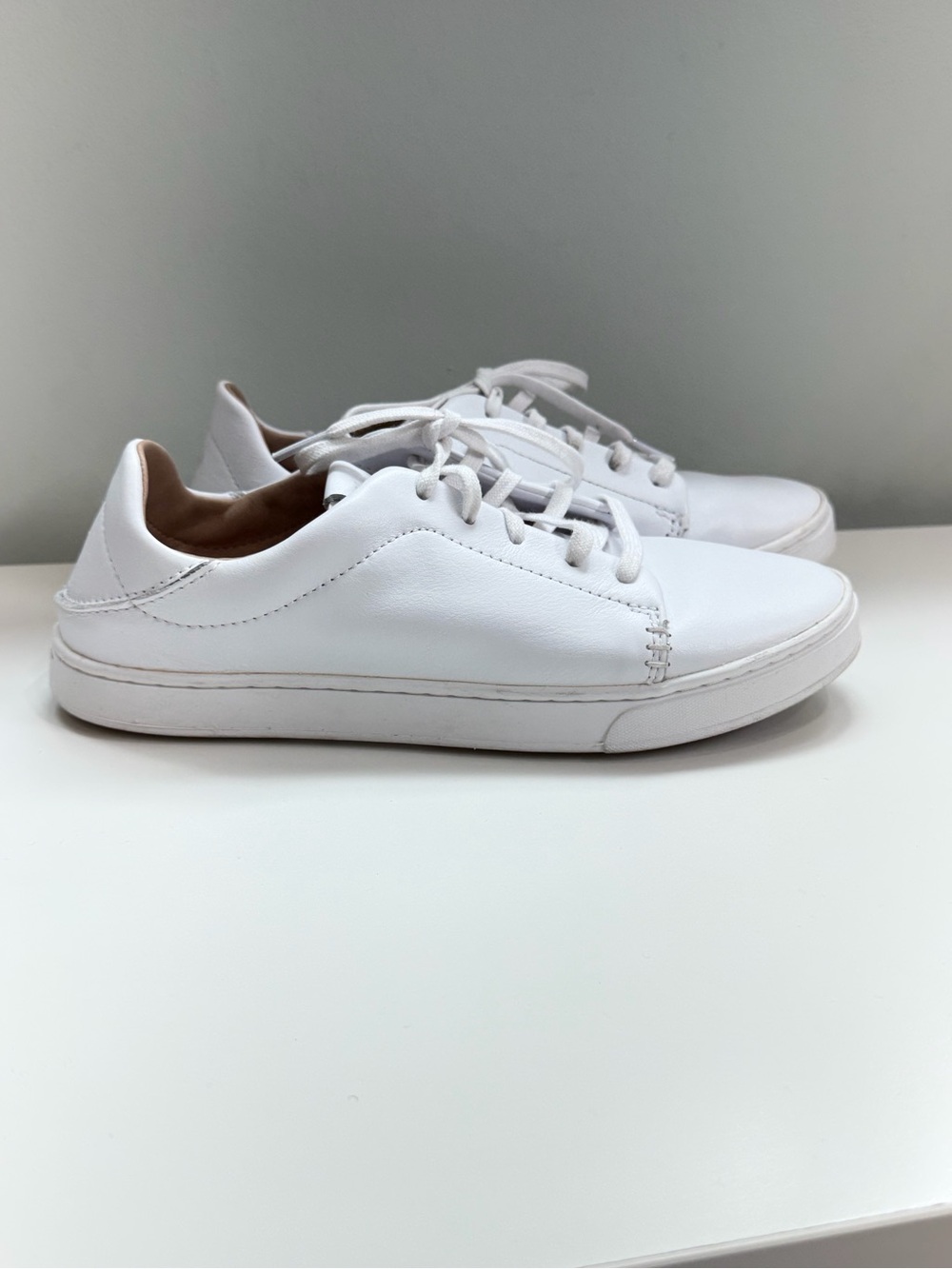 Olukai Womens 8 White Leather Casual Comfort Sneakers Slip On Minimalist Preppy